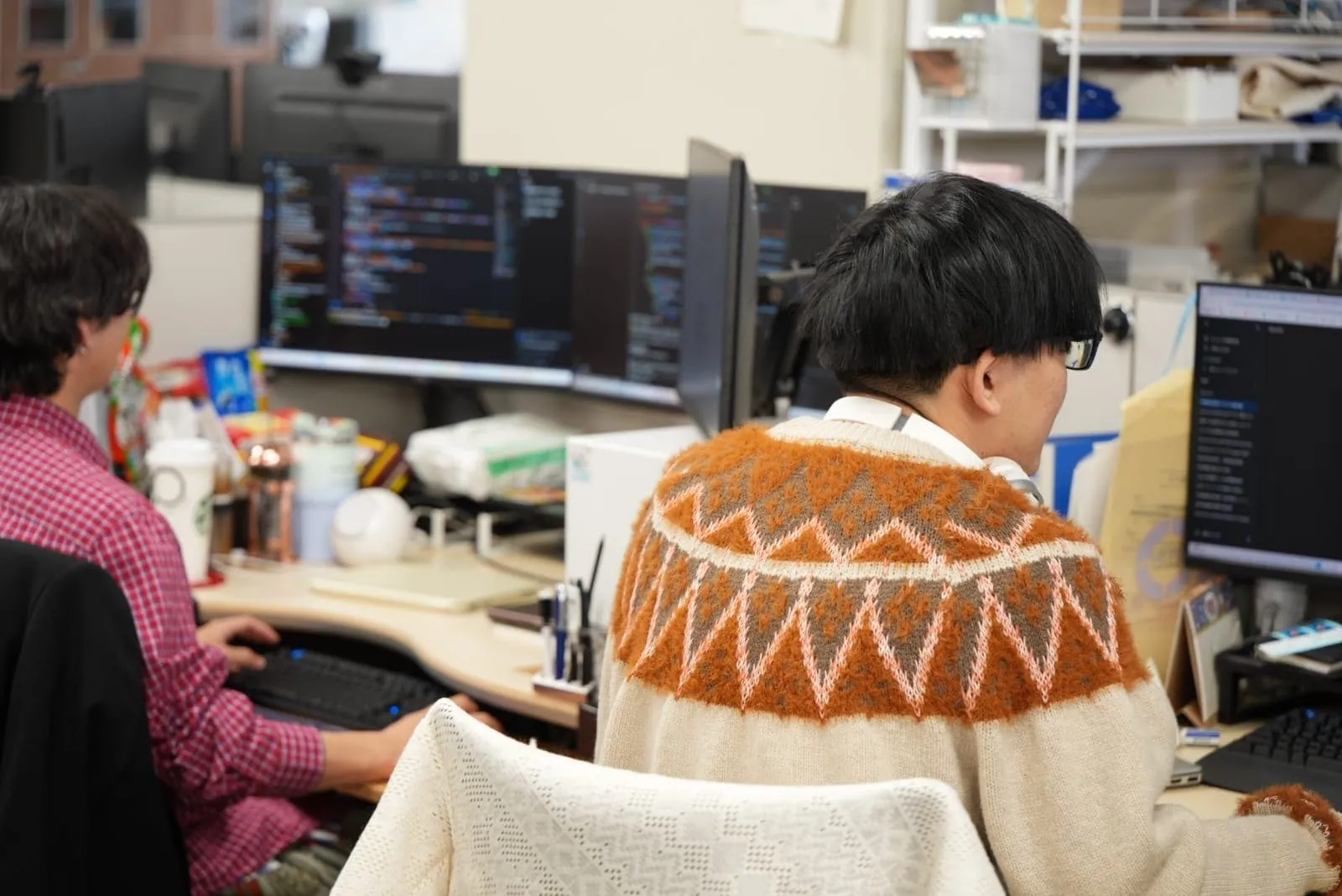 デスクトップPCとiPadが並んでいる様子